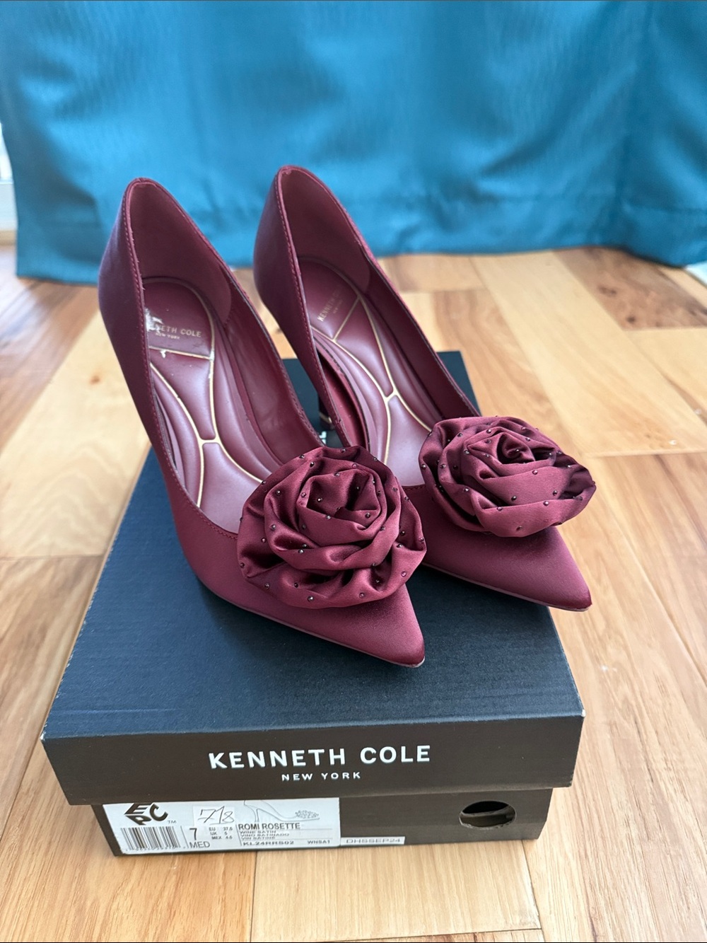 Kenneth Cole Women’s Pointed-Toe Pumps with Rosette Detail Size 7